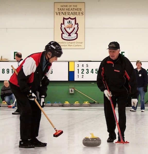 Les joueurs sur la piste dans un match ordinaire des Venerables au Club de curling et de tennis Tam Heather à Scarborough, Ont. (Photo par Andrew Lamb)